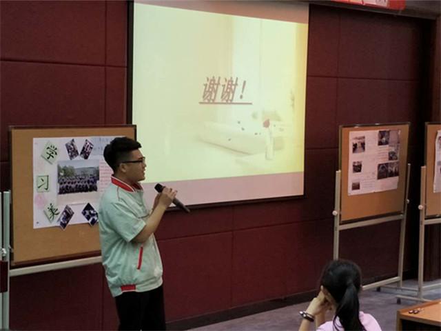 图1 学生代表唱歌展示。.jpg