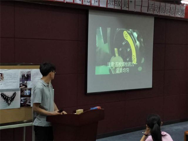 图2 观看汽修J1502班视频。.jpg